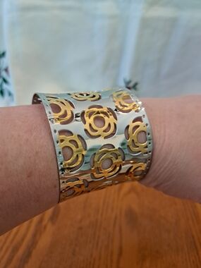 ❤️2/$25❤️Vintage Y2k Gold & Silver Floral Cutout Cuff Bracelet #2